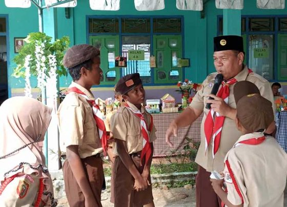 Momen Kepala Bidang Pembinaan SD Dinas Pendidikan Kotim Agus Wahyudi berinteraksi dengan para siswa SDN 4 Sawahan pada saat pembukaan acara Rabu 21 Desember 2022