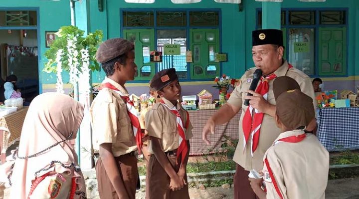 Momen Kepala Bidang Pembinaan SD Dinas Pendidikan Kotim Agus Wahyudi berinteraksi dengan para siswa SDN 4 Sawahan pada saat pembukaan acara Rabu 21 Desember 2022
