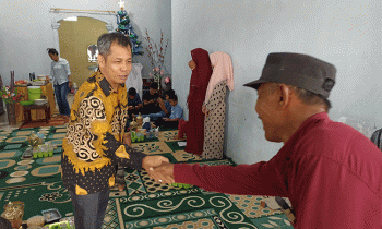 Momen saat anggota DPRD Kotim Komisi III S. Parningotan Lumban Gaol baju batik menyambut hangat salah seorang warga Kota Sampit yang datang ke kediamannya Minggu 25 Desember 2022.