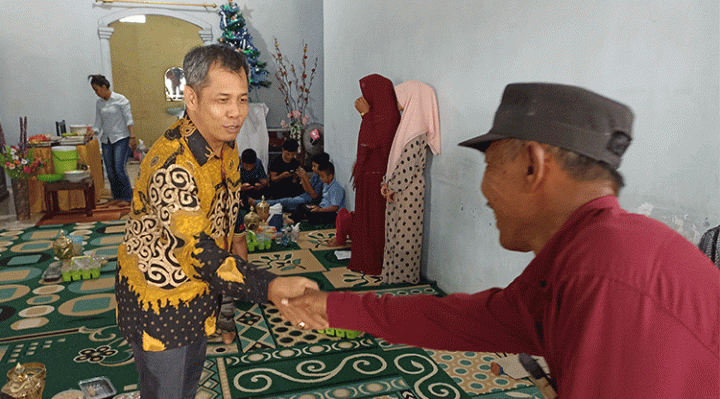 Momen saat anggota DPRD Kotim Komisi III S. Parningotan Lumban Gaol baju batik menyambut hangat salah seorang warga Kota Sampit yang datang ke kediamannya Minggu 25 Desember 2022.