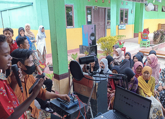 Momen saat salah seorang siswa bernyanyi di depan teman dan gurunya pada Festival Pentas Seni dan Musik SDN 3 Bagendang Hilir Kamis 22 Desember 2022.