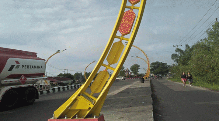Ornamen telawang di Terowongan Nur Mentaya Jalan Tjilik Riwut Sampit terlihat hilang dari tempatnya Kamis 22 Desember 2022.