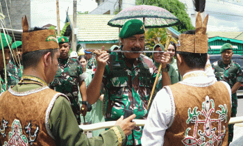 Pangdam XII Tanjung Pura Mayjen TNI Sulaiman Agusto berkunjung ke Sampit disambut dengan upacara adat Dayak Rabu 7 Desember 2022.