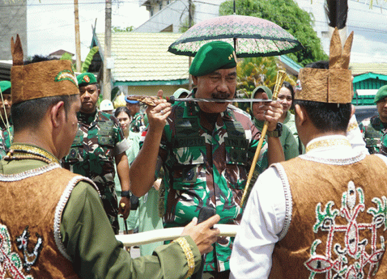 Pangdam XII Tanjung Pura Mayjen TNI Sulaiman Agusto berkunjung ke Sampit disambut dengan upacara adat Dayak Rabu 7 Desember 2022.