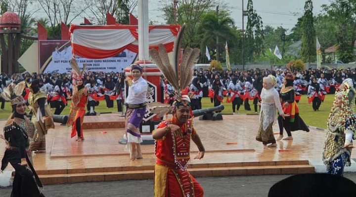 Para guru saat menari tarian Kolosal Nusantara di acara Hut PGRI dan HGN