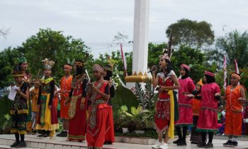 Para pelajar saat bernyanyi bersama menggunakan pakaian ada saat Gebyar Merdeka Dinas Pendidikan Kotim Selasa 27 Desember 2022.