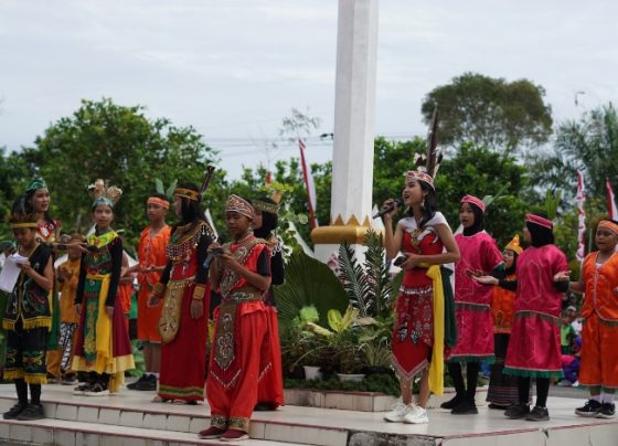 Para pelajar saat bernyanyi bersama menggunakan pakaian ada saat Gebyar Merdeka Dinas Pendidikan Kotim Selasa 27 Desember 2022.