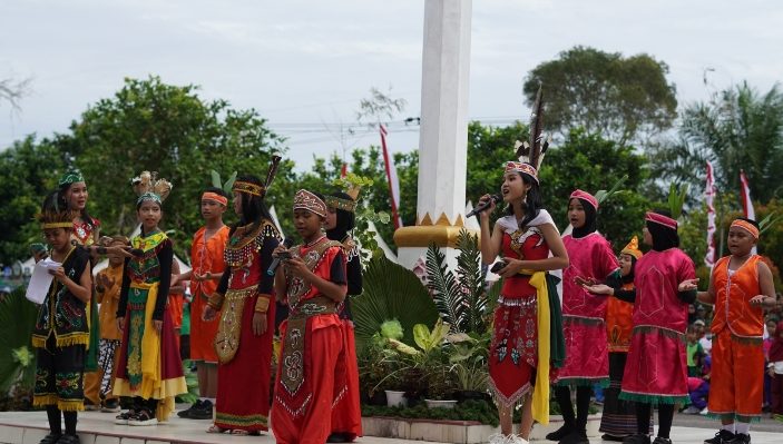 Para pelajar saat bernyanyi bersama menggunakan pakaian ada saat Gebyar Merdeka Dinas Pendidikan Kotim Selasa 27 Desember 2022.