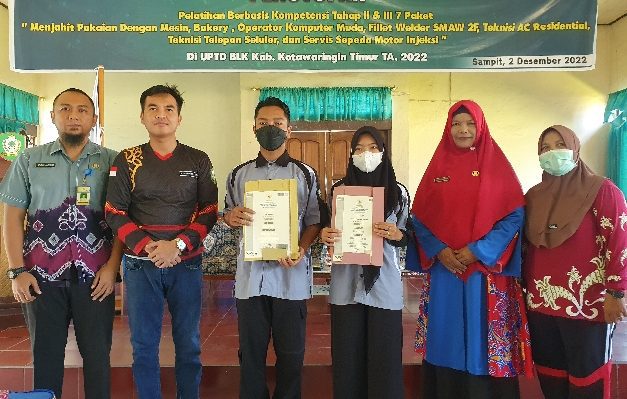Para peserta Pelatihan Kompetensi Kerja saat memperlihatkan sertifikat pelatihan dan berfoto bersama