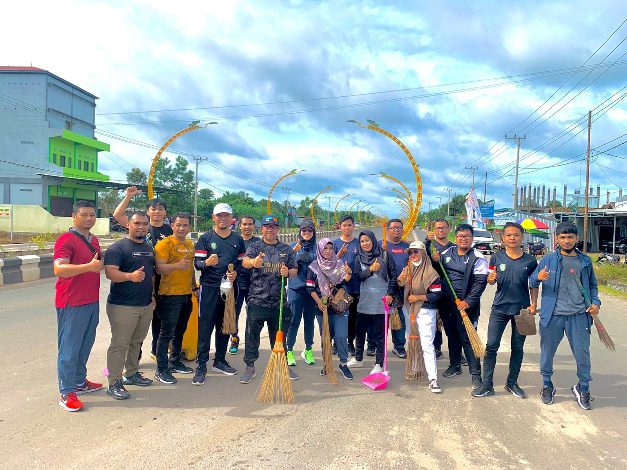 Pasukan Bapenda Kotim Turun Gotong Royong Bersihkan Terowongan Nur Mentaya