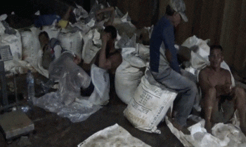 Pekerja di gudang pengoplosan pupuk saat digerebek warga beberapa waktu lalu.