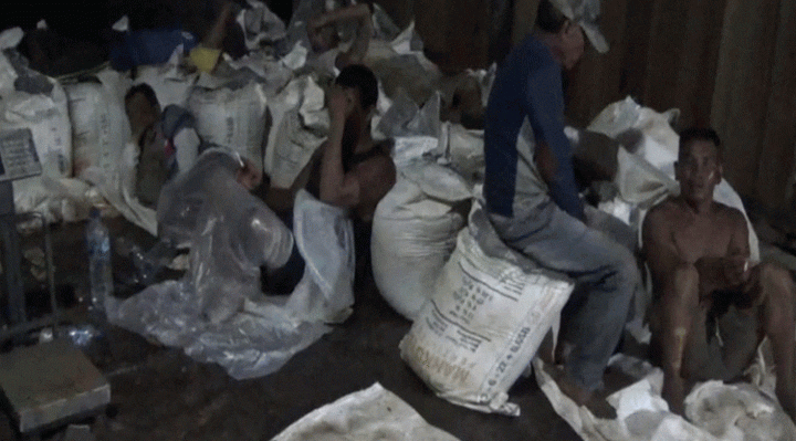 Pekerja di gudang pengoplosan pupuk saat digerebek warga beberapa waktu lalu.