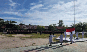 Pelajar SMPN 9 saat apel bendera.
