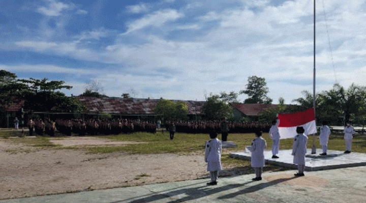 Pelajar SMPN 9 saat apel bendera.