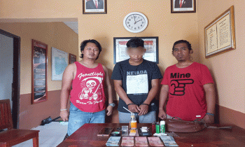 Pengedar tengah diapit polisi bersama barang bukti sabu diamanan petugas Polsek Seruyan Tengah.