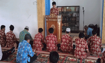 Penyampaian materi keagamaan oleh siswa SMAN 3 Sampit