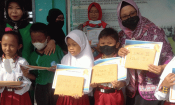 Penyerahan apresiasi pada siswa SDN 4 Sawahan yang berprestasi di Semester I Tahun Ajaran 2022 2023 Jumat 23 Desember 2022.