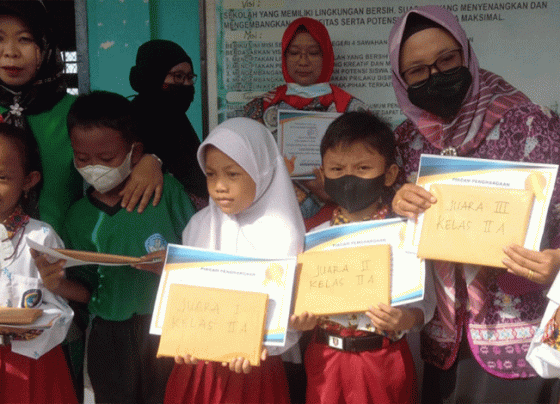 Penyerahan apresiasi pada siswa SDN 4 Sawahan yang berprestasi di Semester I Tahun Ajaran 2022 2023 Jumat 23 Desember 2022.