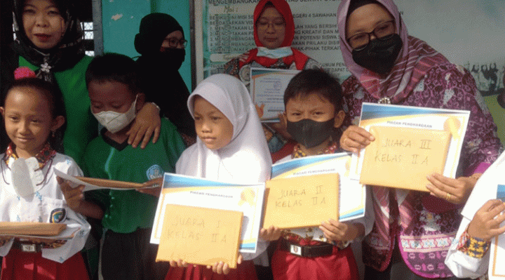 Penyerahan apresiasi pada siswa SDN 4 Sawahan yang berprestasi di Semester I Tahun Ajaran 2022 2023 Jumat 23 Desember 2022.