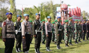 Personel penfamanan Operasin Lilin Telabang Kabupaten Kotawaringin Timur saat apel gelar pasukan di halaman Kantor Pemkab Kotim