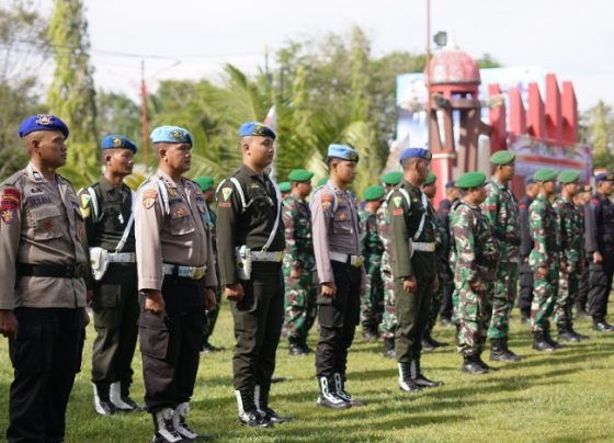 Personel penfamanan Operasin Lilin Telabang Kabupaten Kotawaringin Timur saat apel gelar pasukan di halaman Kantor Pemkab Kotim