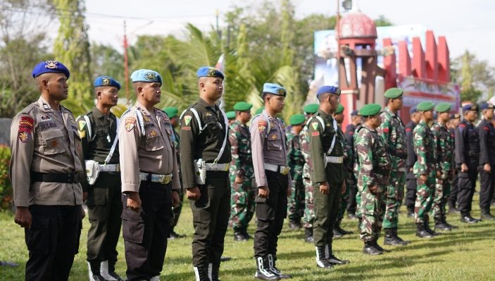 Personel penfamanan Operasin Lilin Telabang Kabupaten Kotawaringin Timur saat apel gelar pasukan di halaman Kantor Pemkab Kotim