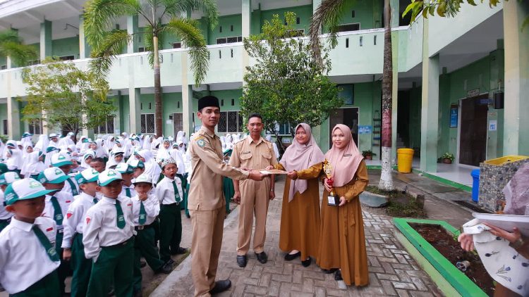Membanggakan, Guru SDIT Al-Madaniyah Samuda Juara 1 Festival Kreativitas Guru SD Tingkat Kabupaten