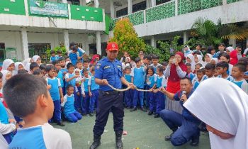 Petugas Disdamkarmat Kotim mengenalkan jenis ular bagi mutid murod SDN 2 MB Hulu Sampit Jumat 16 Desember 2022