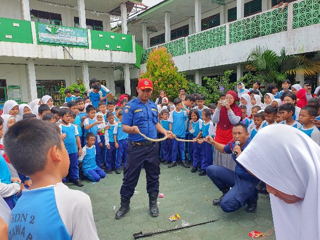 Murid SDN 2 MB Hulu Sampit Antusias Ikuti Pengenalan Damkar dan Penyelamatan