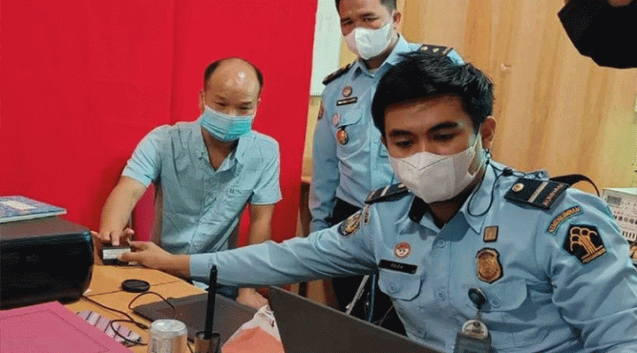 Petugas Imigrasi Sampit saat memberikan pelayanan Keimigrasian di Kabupaten Lamandau.
