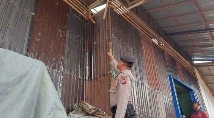 Polisi saat melakukan pemeriksaan di lokasi pencurian.