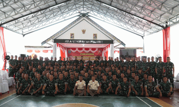 Prajurit TNI berfoto bersama dengan Pangdam XII Tanjung Pura Mayjen TNI Sulaiman Agusto dan Dandim 1015 Sampit Lektol Inf Abdul saat berkunjung ke Sampit Rabu 7 Desember 2022.