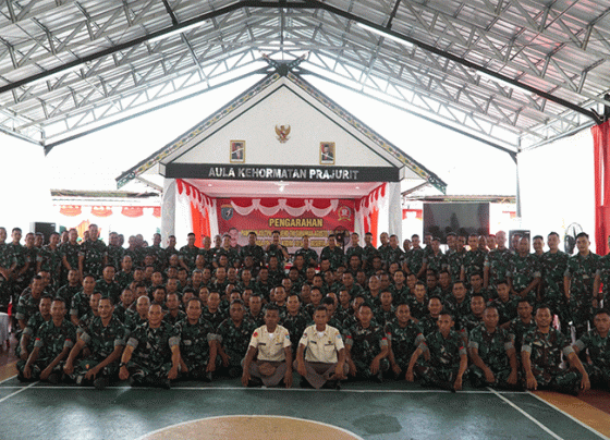 Prajurit TNI berfoto bersama dengan Pangdam XII Tanjung Pura Mayjen TNI Sulaiman Agusto dan Dandim 1015 Sampit Lektol Inf Abdul saat berkunjung ke Sampit Rabu 7 Desember 2022.