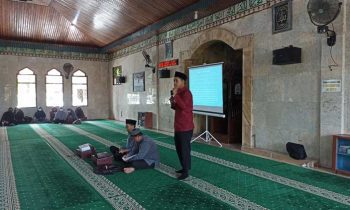 Rahmat Hidayat LC membawakan materi Kajian Parenting Yayasan Pendidikan Asian Sampit di Masjid Al Falah Sabtu 3 Desember 2022