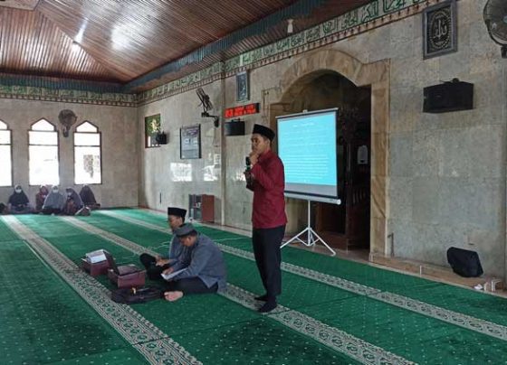 Rahmat Hidayat LC membawakan materi Kajian Parenting Yayasan Pendidikan Asian Sampit di Masjid Al Falah Sabtu 3 Desember 2022