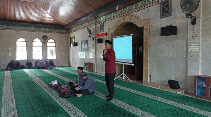 Rahmat Hidayat LC membawakan materi Kajian Parenting Yayasan Pendidikan Asian Sampit di Masjid Al Falah Sabtu 3 Desember 2022