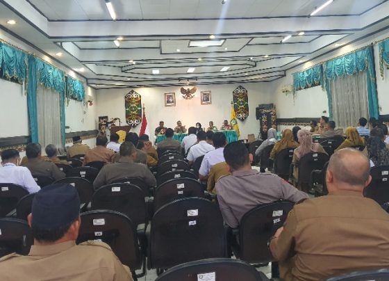 Rapat lintas sektoral persiapan menghadapi natal tahun baru dan hari jadi Kotim di Aula Anggrek Tewu Kantor Pemiab Kotim Senin 19 Desember 2022