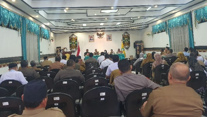 Rapat lintas sektoral persiapan menghadapi natal tahun baru dan hari jadi Kotim di Aula Anggrek Tewu Kantor Pemiab Kotim Senin 19 Desember 2022