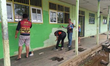 Rider HNR Trail Adventure Kotim mengecat bangunan Pondok Pesantren Darul Iman di Kecamatan Pulau Hanaut.