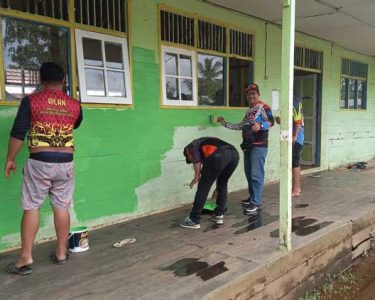 Rider HNR Trail Adventure Kotim mengecat bangunan Pondok Pesantren Darul Iman di Kecamatan Pulau Hanaut.