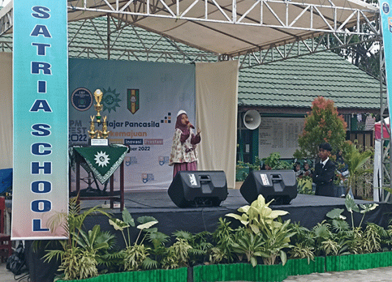 Salah satu peserta cabang lomba menyanyi menunjukkan kebolehannya pada penutupan IPM Fest ke 2 tahun 2022 Rabu 21 Desember 2022.