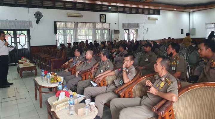 Satpol PP Kotim saat mengikuti sosialisasi tentang narkoba di Gedung Wanita Sampit Senin 5 Desember 2022