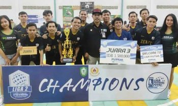 Sekretaris AFK Kotim Adi Wahyudi tengah saat berfoto bersama Juara 3 Liga 2 Futsal AFK Kotim beberapa waktu lalu.