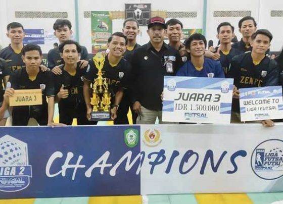 Sekretaris AFK Kotim Adi Wahyudi tengah saat berfoto bersama Juara 3 Liga 2 Futsal AFK Kotim beberapa waktu lalu.