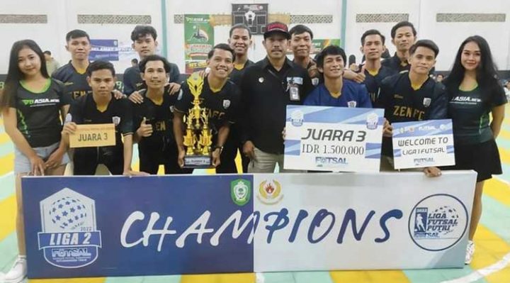Sekretaris AFK Kotim Adi Wahyudi tengah saat berfoto bersama Juara 3 Liga 2 Futsal AFK Kotim beberapa waktu lalu.