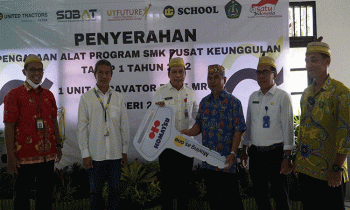 Sekretaris Daerah Kabupaten Kotim Fajurrahman menyerahkan 1 unit excavator secara simbolis kepada Kepala SMKN 2 Sampit Rabu 7 Desember 2022.