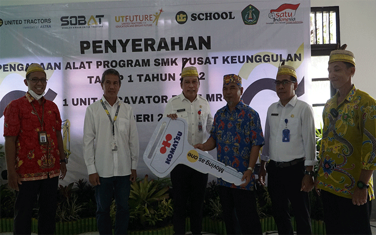 SMK Negeri 2 Sampit Terima Bantuan Excavator