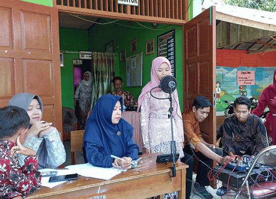 Seorang siswi menunjukkan kebolehannya pada lomba menyanyi Festival Seni dan Musik di SDN 3 Bagendang Hilir Kamis 22 Desember 2022.