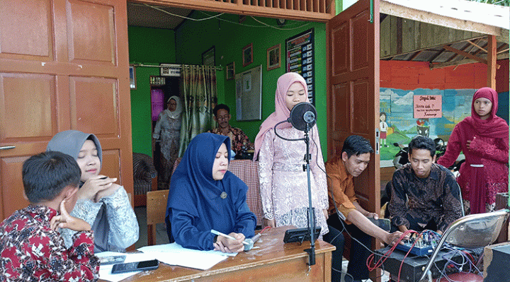 Seorang siswi menunjukkan kebolehannya pada lomba menyanyi Festival Seni dan Musik di SDN 3 Bagendang Hilir Kamis 22 Desember 2022.