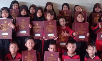 Sesi Foto Bersama siswa SDN 4 Ketapang dengan Rapornya masing masing Jumat 23 Desember 2022